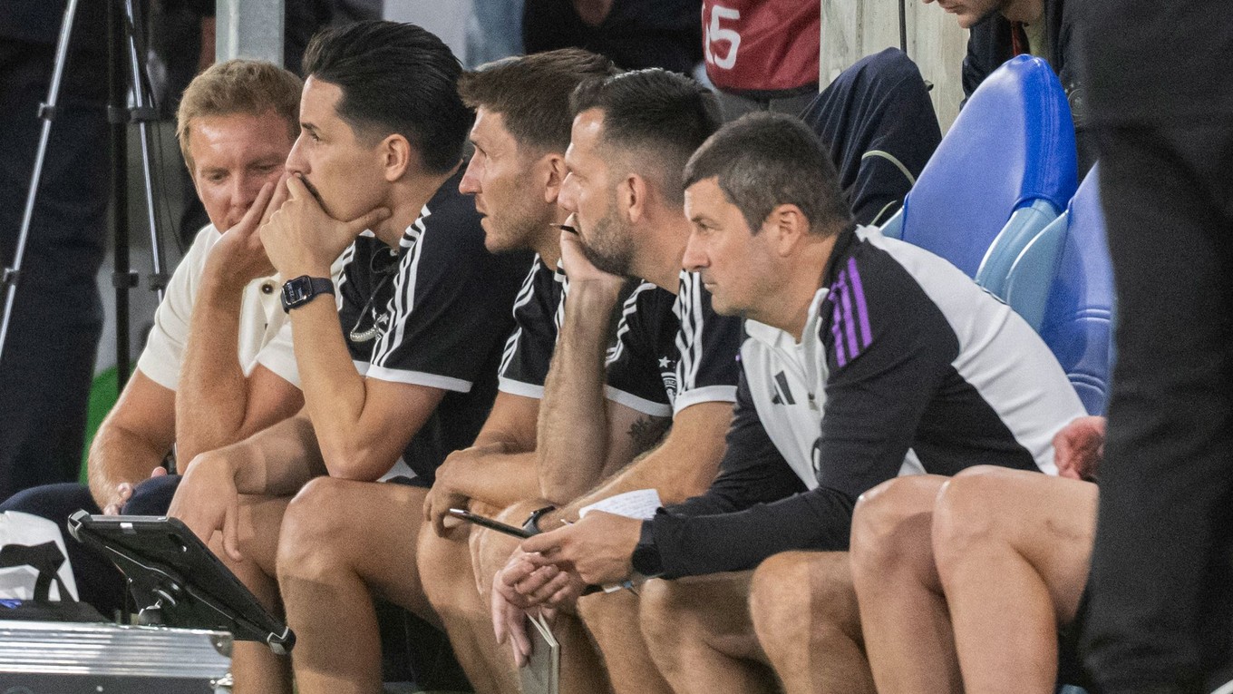 Nemecká lavička, vľavo tréner Nemecka Julian Nagelsmann v úvodnom kvalifikačnom zápase na MS 2026 A-skupiny Slovensko - Nemecko.