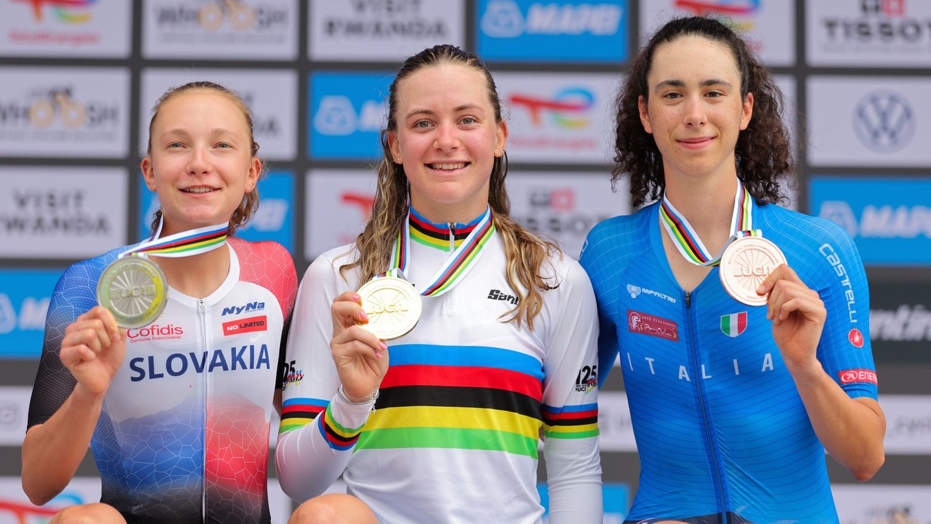 Viktória Chladoňová so striebornou medailou z časovky U23 na MS v cyklistike 2025.