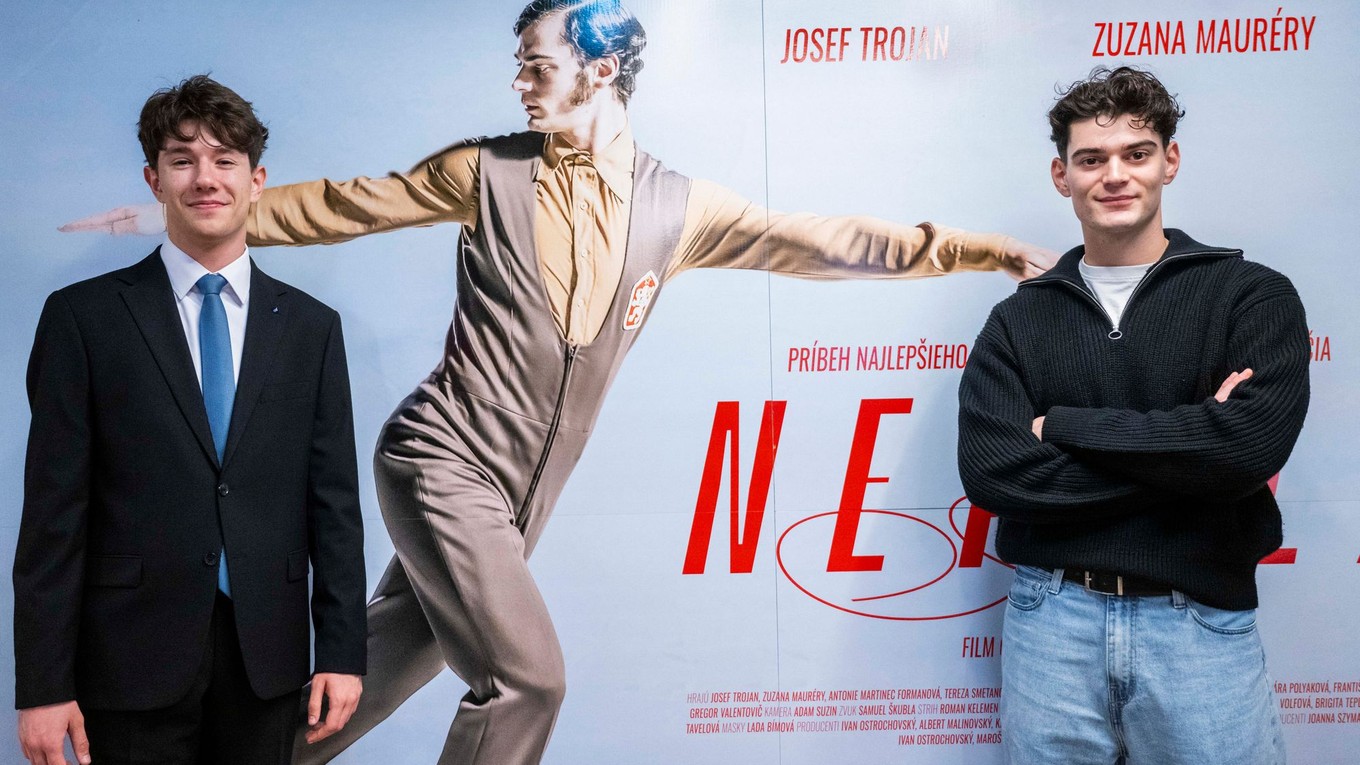Slovenský krasokorčuliar Adam Hagara (zľava) a herec Josef Trojan ktorí spolu stvárnili postavu Ondreja Nepelu vo filme Nepela.