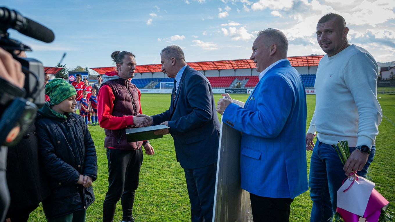 Oceňovanie Stanislava Bombu pred pohárovým zápasom Bardejov - Michalovce.