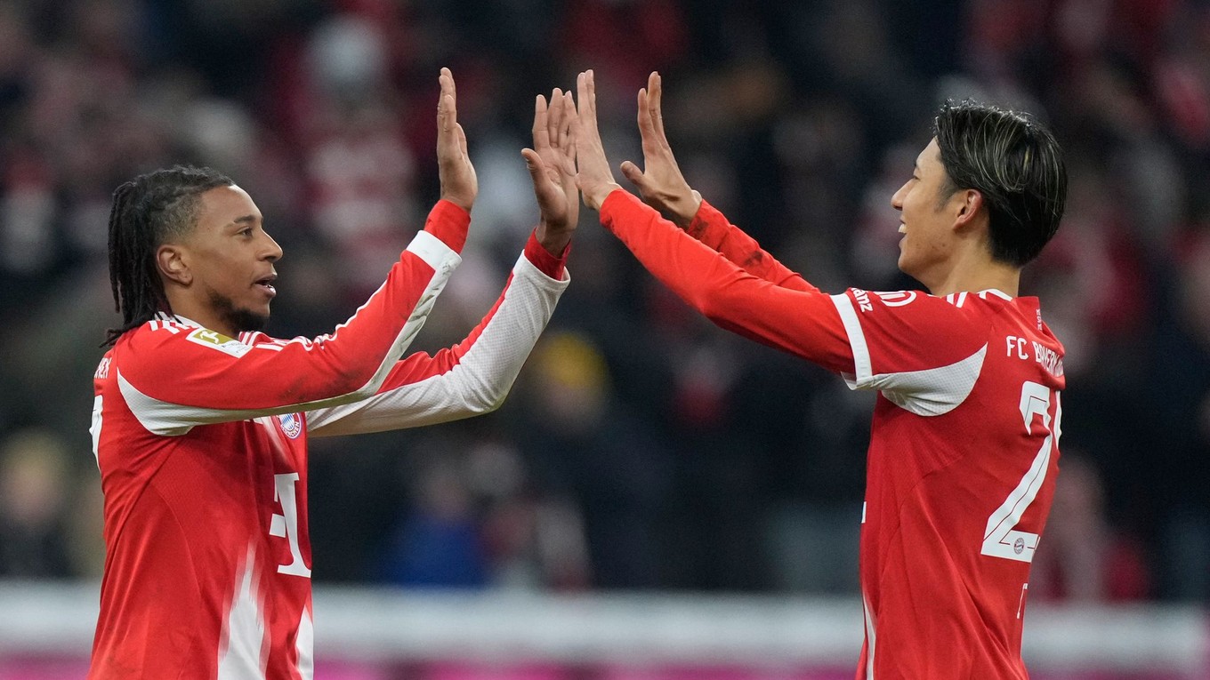 Michael Olise (vľavo) a Hiroki Ito oslavujú gól.