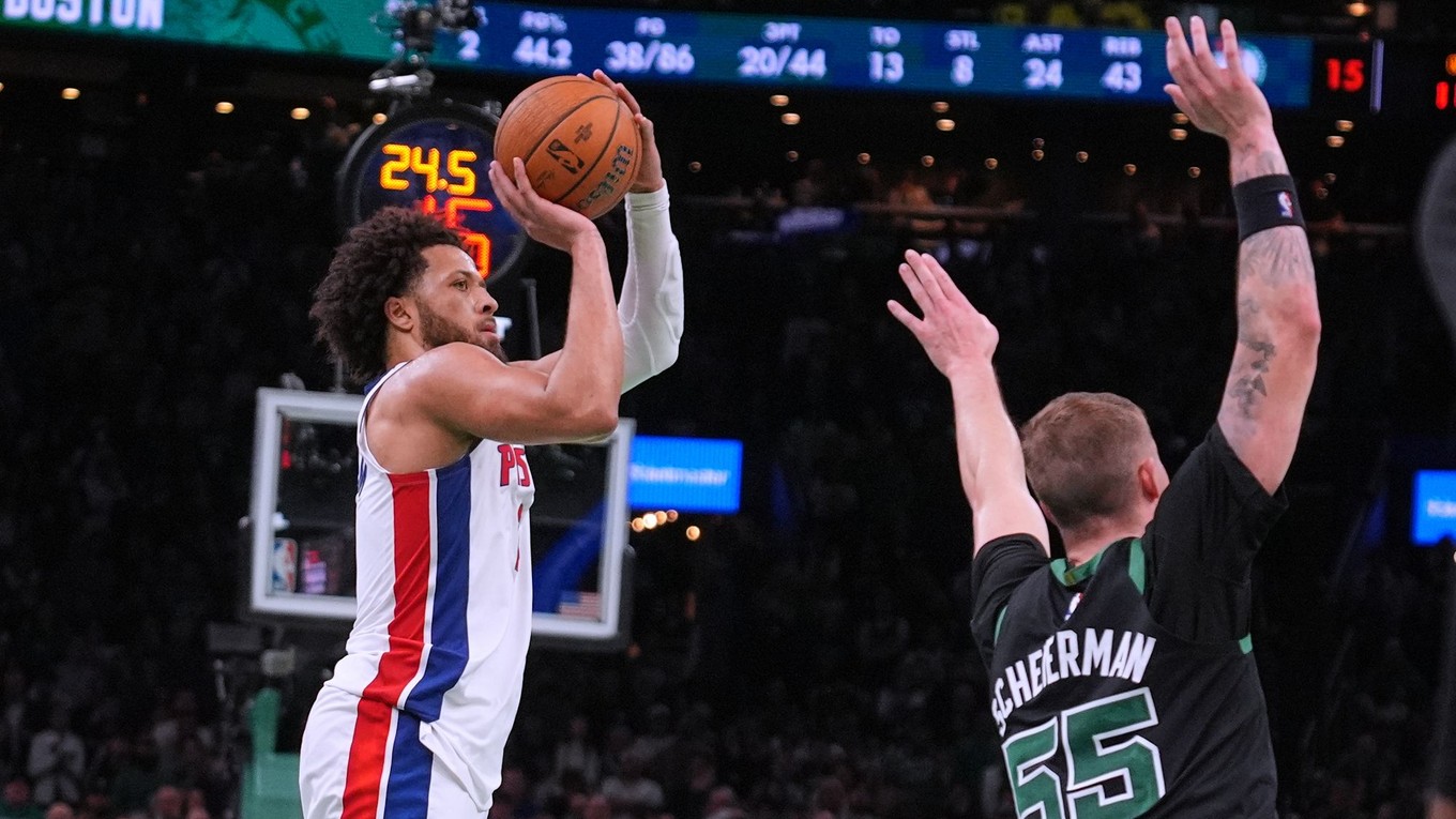 Cade Cunningham strieľa v drese Detroitu a bráni Baylor Scheierman z Bostonu (55).