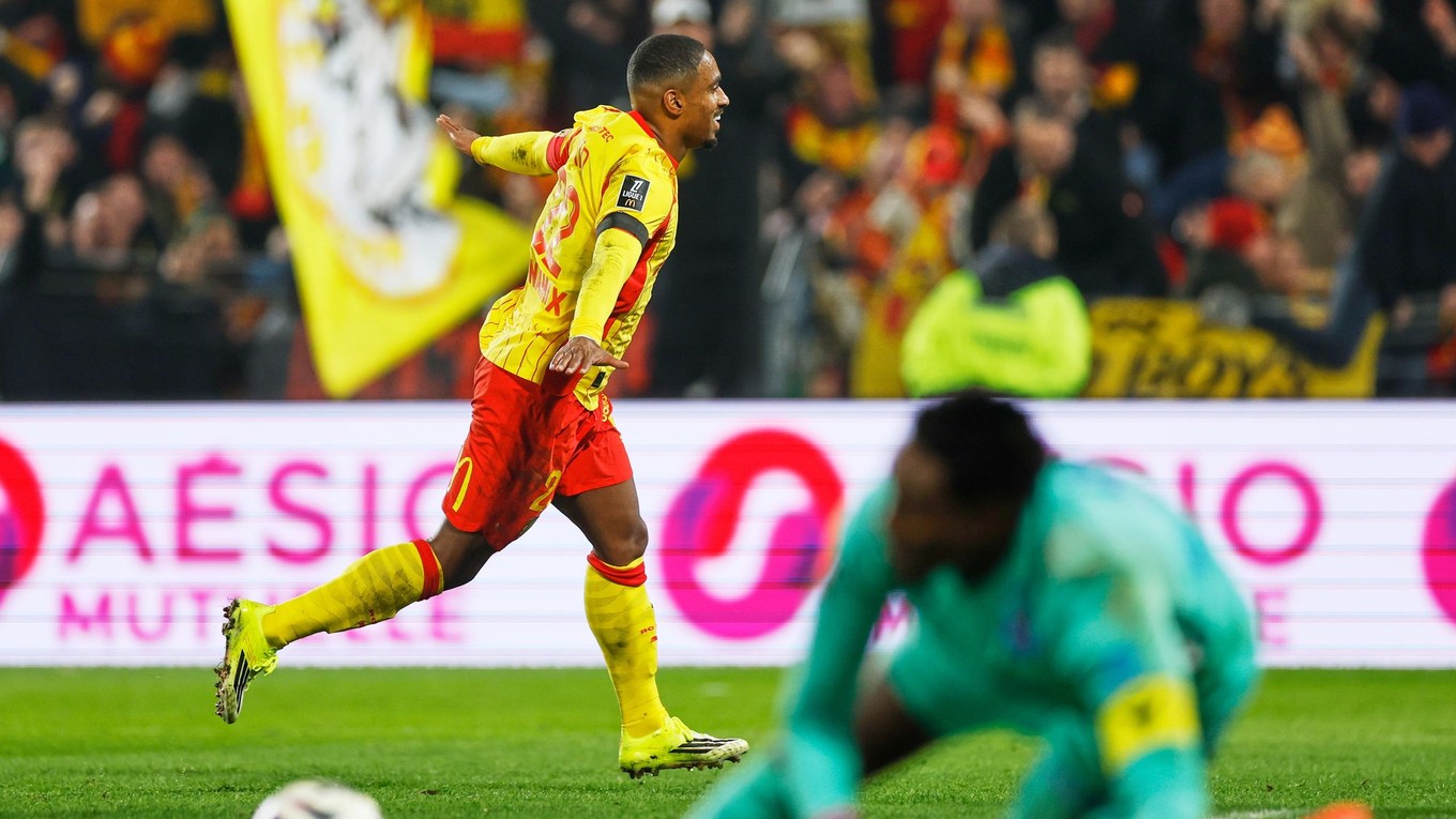 Hráč Lens oslavuje gól