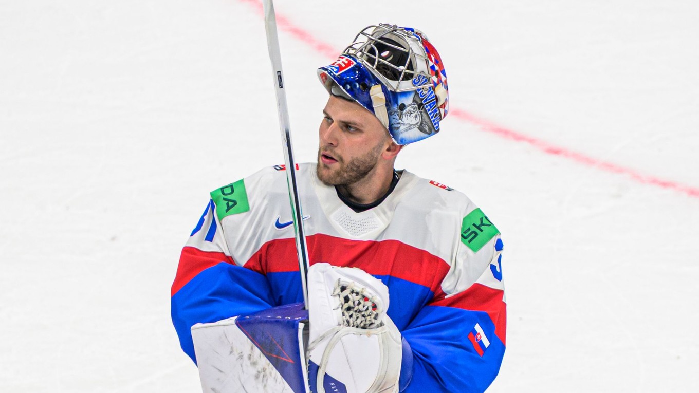 Samuel Hlavaj ďakuje fanúšikom po zápase základnej B-skupiny Slovensko - Nórsko na MS v hokeji 2026.