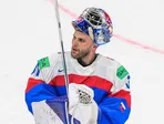Samuel Hlavaj ďakuje fanúšikom po zápase základnej B-skupiny Slovensko - Nórsko na MS v hokeji 2026.