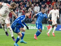 Harry Kane zakončuje cez Kenana Bajriča v zápase Bayern Mníchov - Slovan Bratislava. 