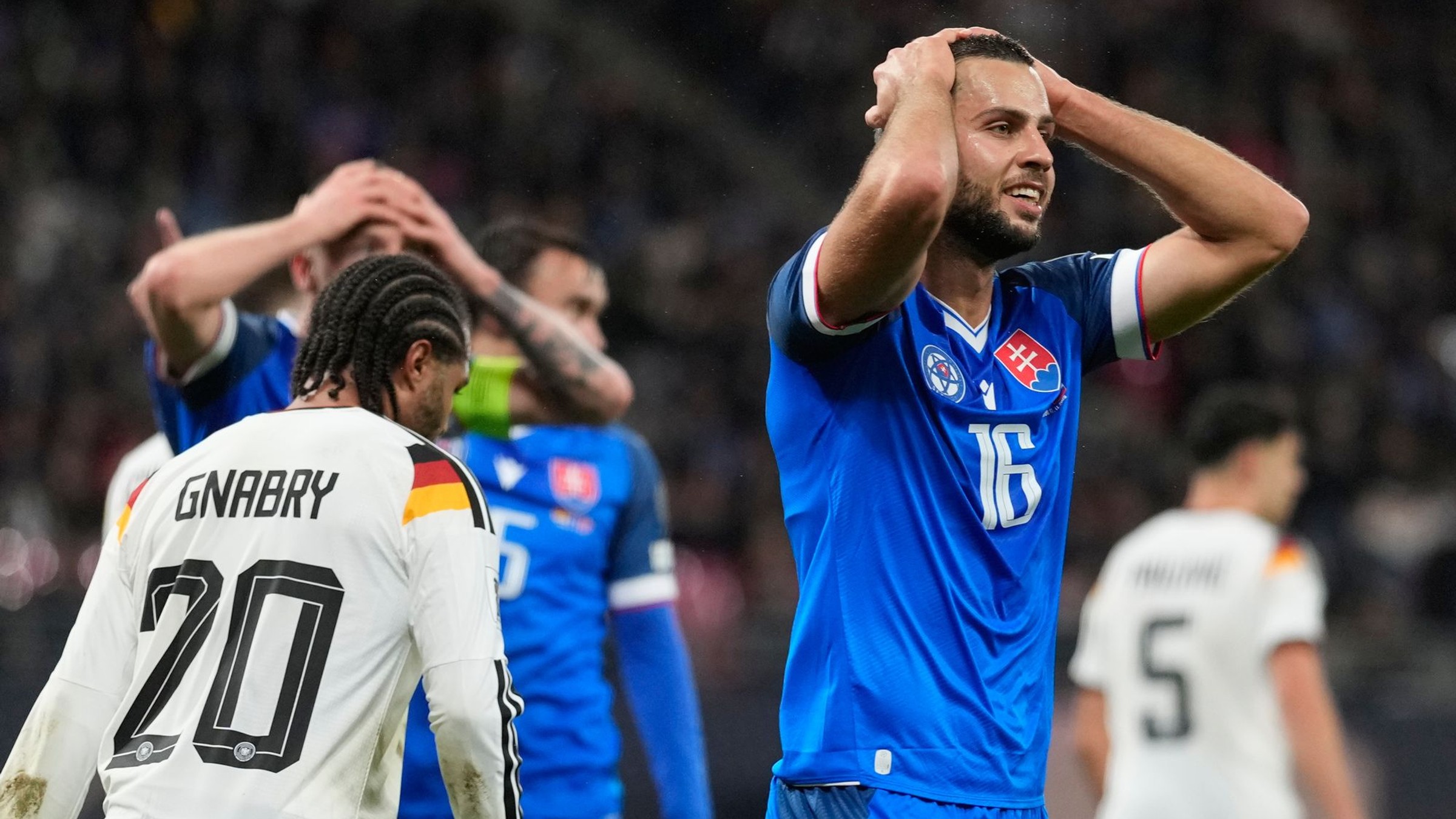 Gesto Dávida Hancka v zápase proti Nemecku v kvalifikácii MS vo futbale 2026.