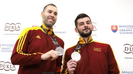Juraj Tužinský a Patrik Jány pózujú s medailami po návrate z ME v maďarskom Györi.