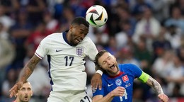 Anglický útočník Ivan Toney v súboji s Milanom Škriniarom v osemfinále EURO 2024.