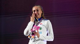 Gabriela Gajanová so striebornou medailou na ME v atletike. 