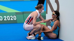 Claire Michelová dostáva pomoc od nórskej triatlonistky Lotte Millerov po triatlone žien na OH 2020 / 2021 v Tokiu.