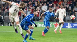 Harry Kane zakončuje cez Kenana Bajriča v zápase Bayern Mníchov - Slovan Bratislava. 