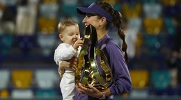 Belinda Benčičová s dcérkou Bellou po triumfe na turnaji v Abú Zabí.
