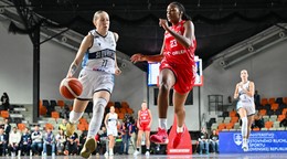 Zľava Nikola Dudášová (Slovensko), Stephanie Mavunga (Poľsko)