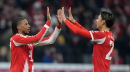 Michael Olise (vľavo) a Hiroki Ito oslavujú gól.