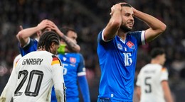 Gesto Dávida Hancka v zápase proti Nemecku v kvalifikácii MS vo futbale 2026.