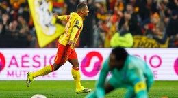 Hráč Lens oslavuje gól