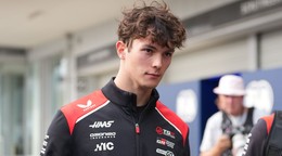 Jazdec tímu Haas Oliver Bearman po nehode na Veľkej cene Japonska 2026.