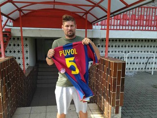 Mário Breška pózuje s dresom Carlesa Puyola na štadióne v Topoľčanoch, kde vyrastal a kde aj rozhodol SP. 