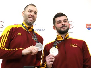 Juraj Tužinský a Patrik Jány pózujú s medailami po návrate z ME v maďarskom Györi.