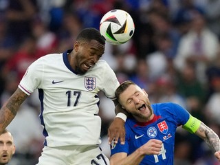 Anglický útočník Ivan Toney v súboji s Milanom Škriniarom v osemfinále EURO 2024.