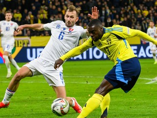 Zľava Norbert Gyömbér (Slovensko) a Ken Sema (Švédsko) počas zápasu 5. kola C-divízie Ligy národov Švédsko - Slovensko.