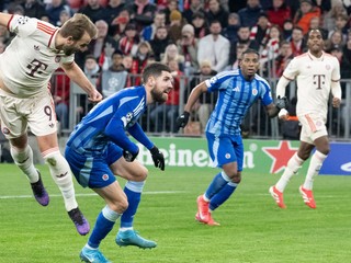 Harry Kane zakončuje cez Kenana Bajriča v zápase Bayern Mníchov - Slovan Bratislava. 