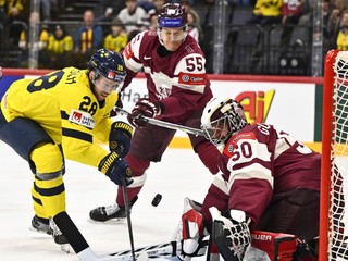Fotka zo zápasu Lotyšsko - Švédsko na MS v hokeji 2025.