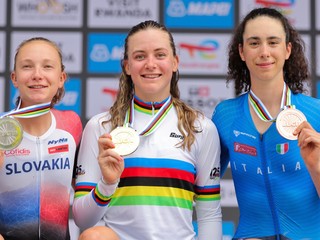 Viktória Chladoňová so striebornou medailou z časovky U23 na MS v cyklistike 2025.