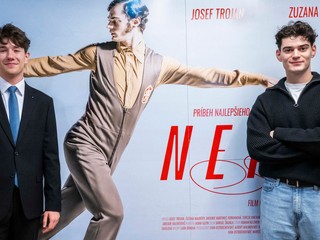 Slovenský krasokorčuliar Adam Hagara (zľava) a herec Josef Trojan ktorí spolu stvárnili postavu Ondreja Nepelu vo filme Nepela.