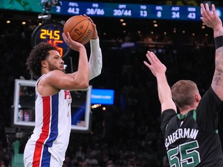 Cade Cunningham strieľa v drese Detroitu a bráni Baylor Scheierman z Bostonu (55).