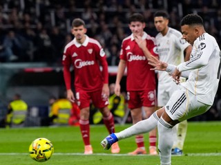 Kylian Mbappé strieľa gól. 