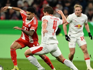 Luis Diaz a Willi Orban.