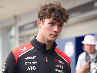 Jazdec tímu Haas Oliver Bearman po nehode na Veľkej cene Japonska 2026.
