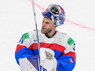 Samuel Hlavaj ďakuje fanúšikom po zápase základnej B-skupiny Slovensko - Nórsko na MS v hokeji 2026.