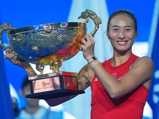 Čchin-wen Čeng pózuje s trofejou