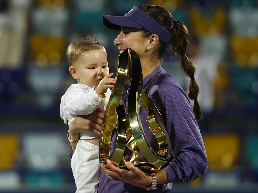 Belinda Benčičová s dcérkou Bellou po triumfe na turnaji v Abú Zabí.