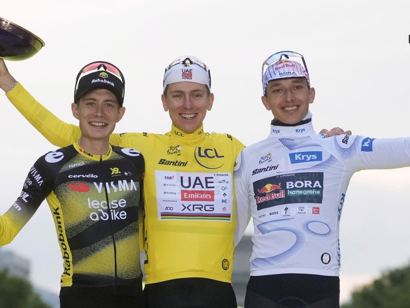 zľava Jonas Vingegaard, Tadej Pogačar a Florian Lipowitz