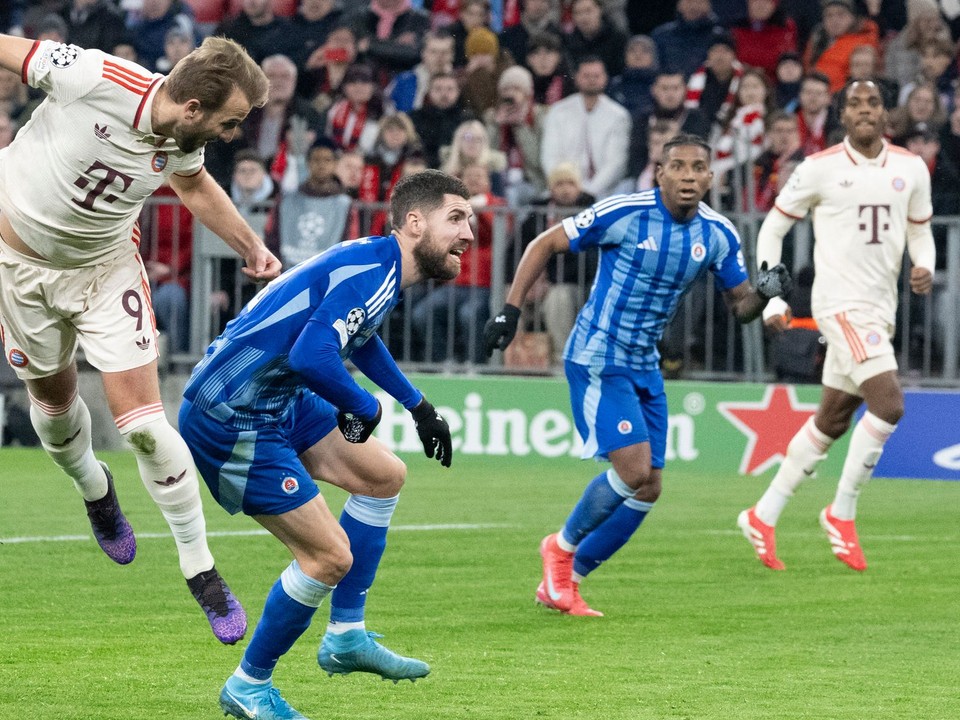 Harry Kane zakončuje cez Kenana Bajriča v zápase Bayern Mníchov - Slovan Bratislava. 