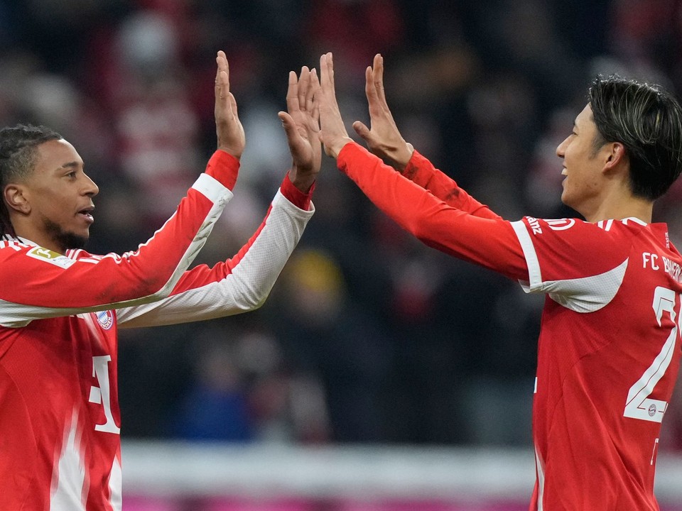 Michael Olise (vľavo) a Hiroki Ito oslavujú gól.