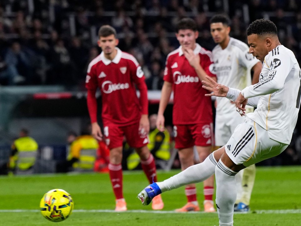 Kylian Mbappé strieľa gól. 