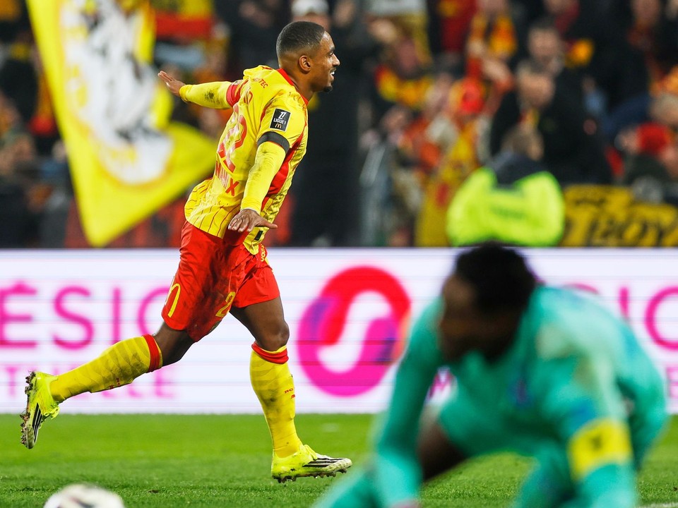 Hráč Lens oslavuje gól