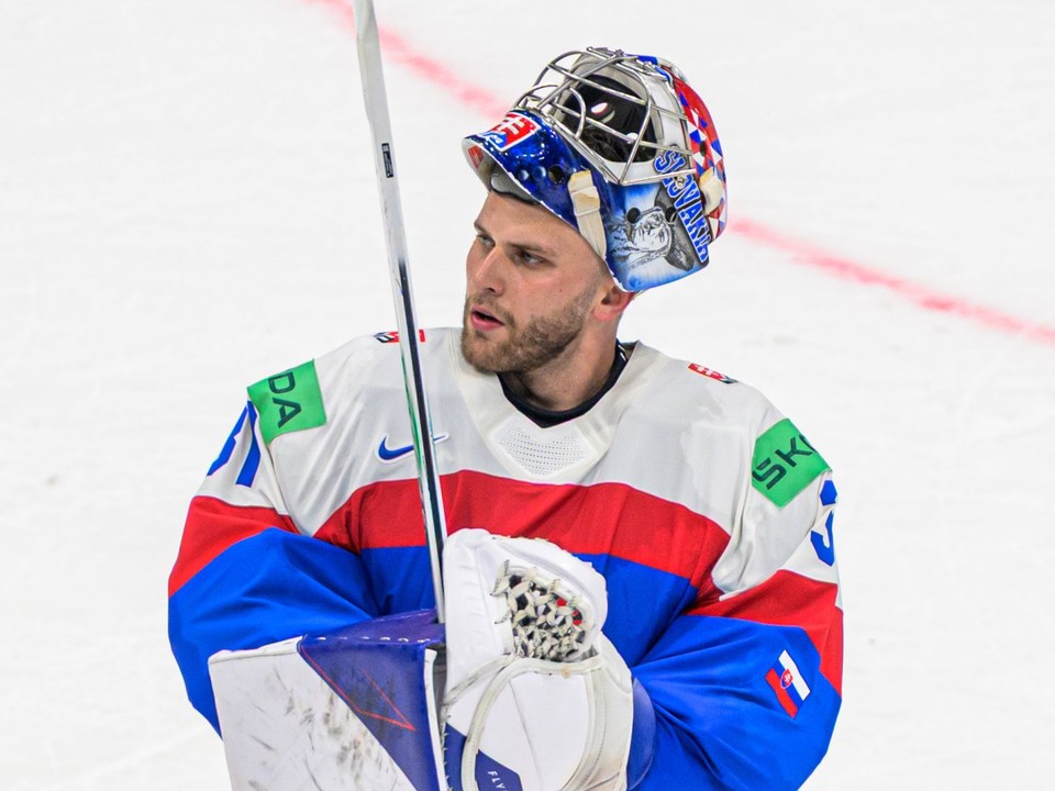 Samuel Hlavaj ďakuje fanúšikom po zápase základnej B-skupiny Slovensko - Nórsko na MS v hokeji 2026.