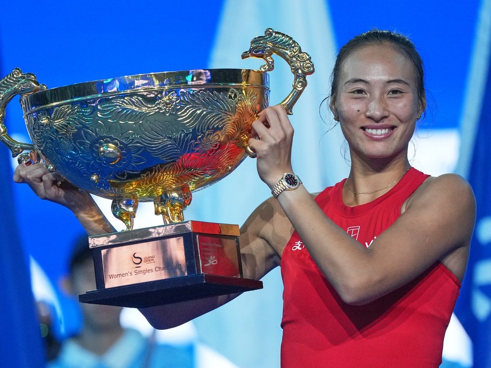 Čchin-wen Čeng pózuje s trofejou