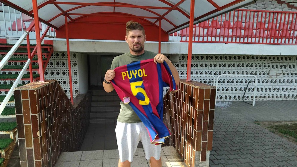 Mário Breška pózuje s dresom Carlesa Puyola na štadióne v Topoľčanoch, kde vyrastal a kde aj rozhodol SP. 