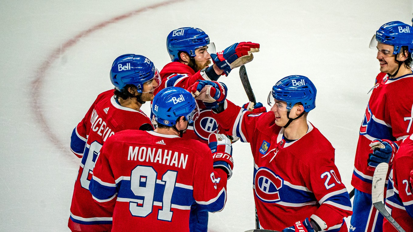 Juraj Slafkovský so spoluhráčmi z Montreal Canadiens.