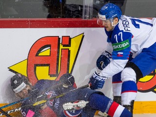 Martin Faško-Rudáš (vpravo) v zápase Slovensko - Veľká Británia na MS v hokeji 2021.