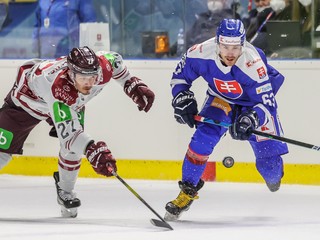 Patrik Lamper (vpravo) a Oskars Cibulskis v zápase Slovensko - Lotyšsko, príprava na MS v hokeji 2021.