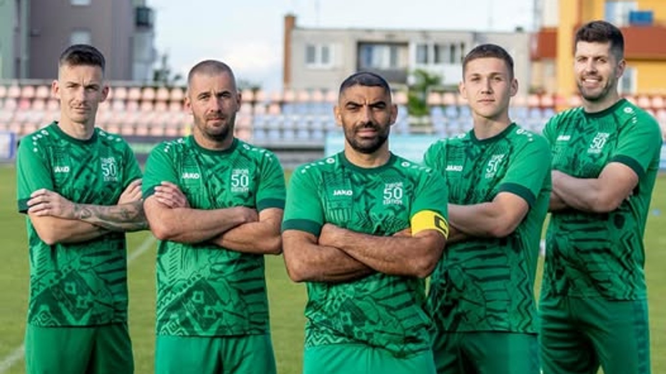 Futbalisti TJ Veľké Leváre postúpili do piatej ligy.