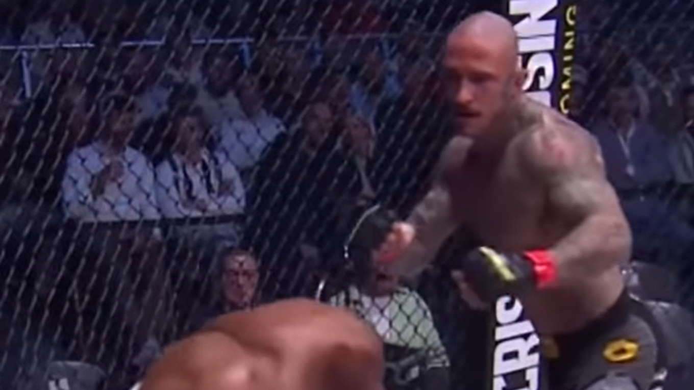 Bartl knokautuje súpera.